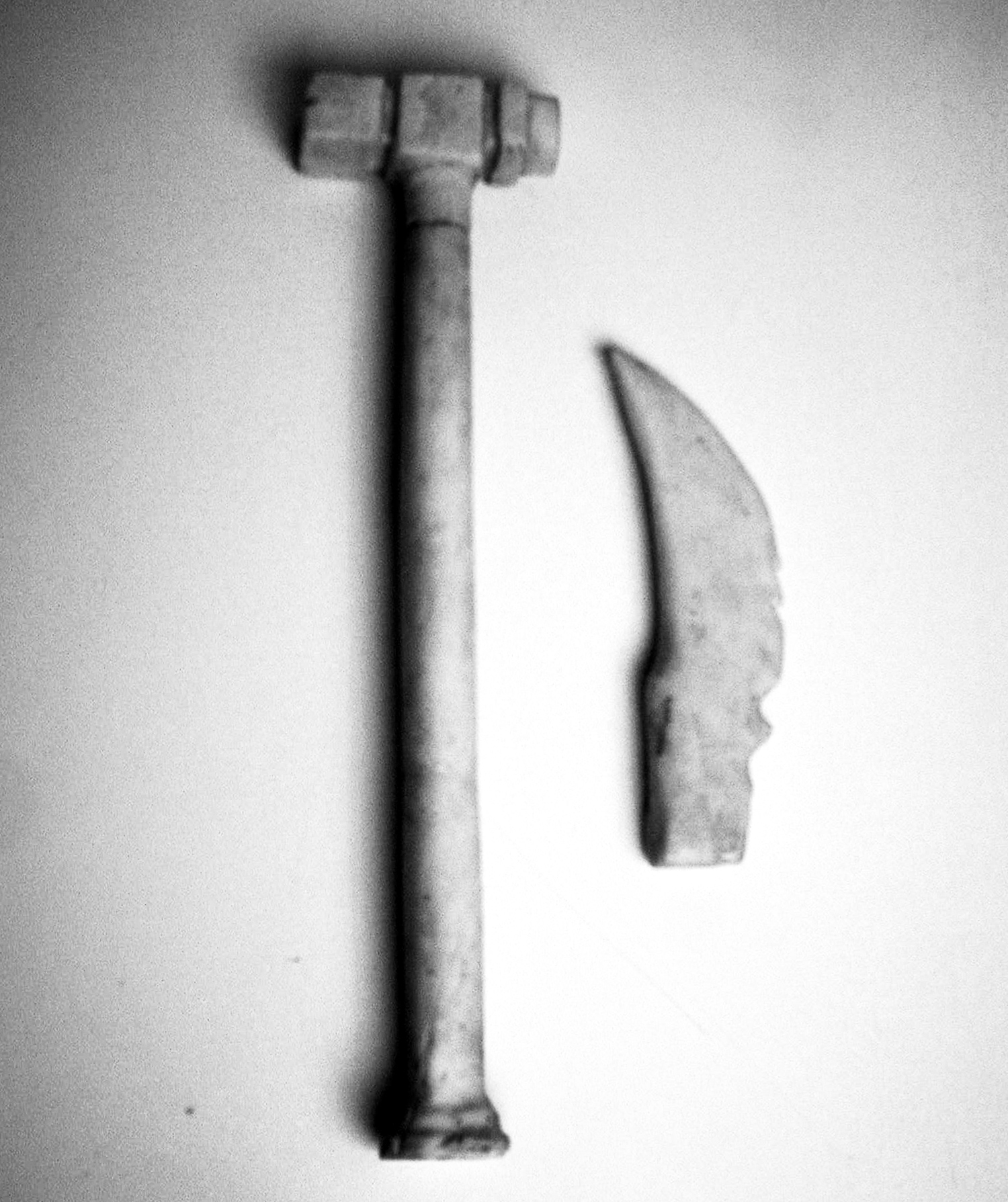 diego-cinquegrana-the-golden-torch-history-art-sculpture-2005-weapons-hammer-and-knife